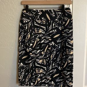 Alfani Black & White Leaf Pattern Pencil Skirt Size 2